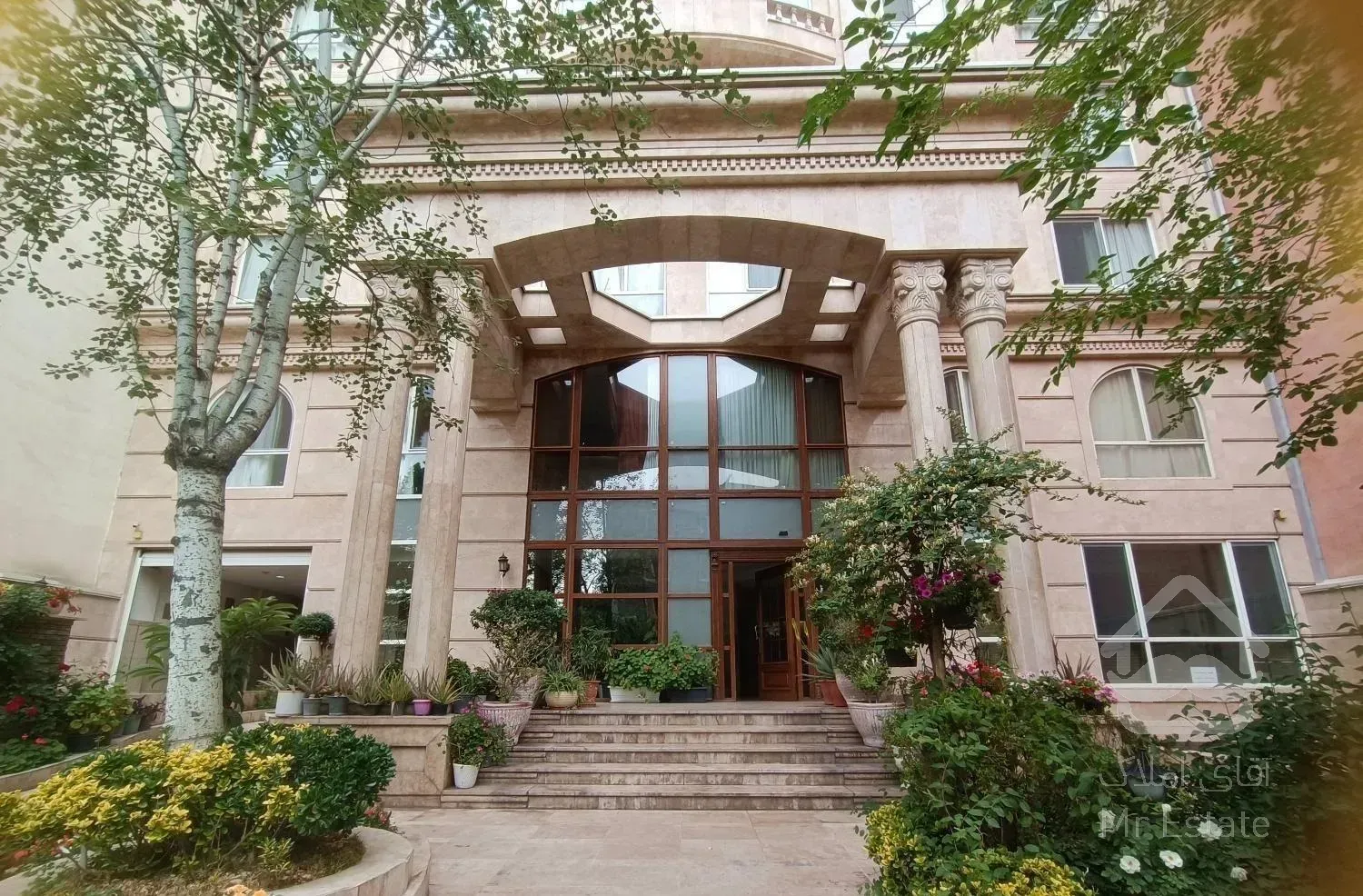 قلهک 112متر دوخوابه شیک در ویلا باغ با دسترسی عالی