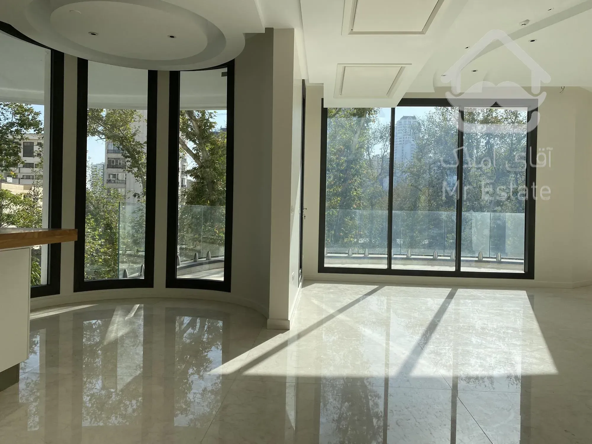 ⭐️۶۵۵ متر با ویوی ۳۶۰ درجه در برج باغ مارکدار⭐️