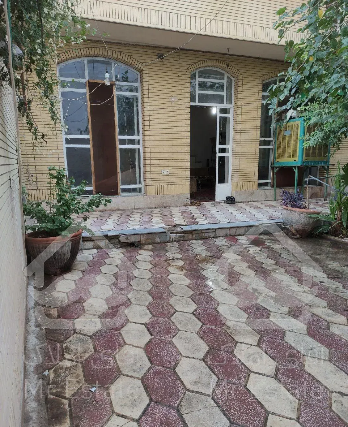 منزل ویلایی بزرگ‌ با ۴ جای پارک در قلب شهر