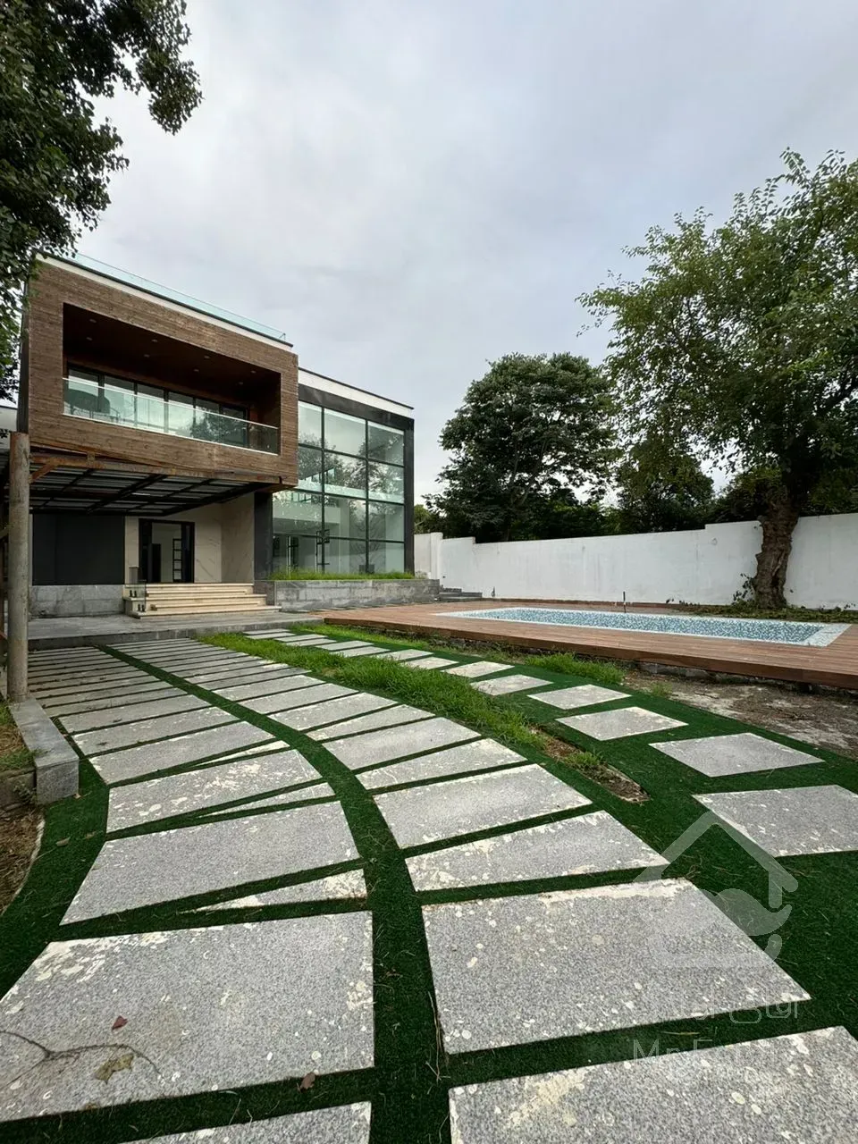 رهن و اجاره ویلا مدرن ۹۰۰متری لوکس استخردار رویان