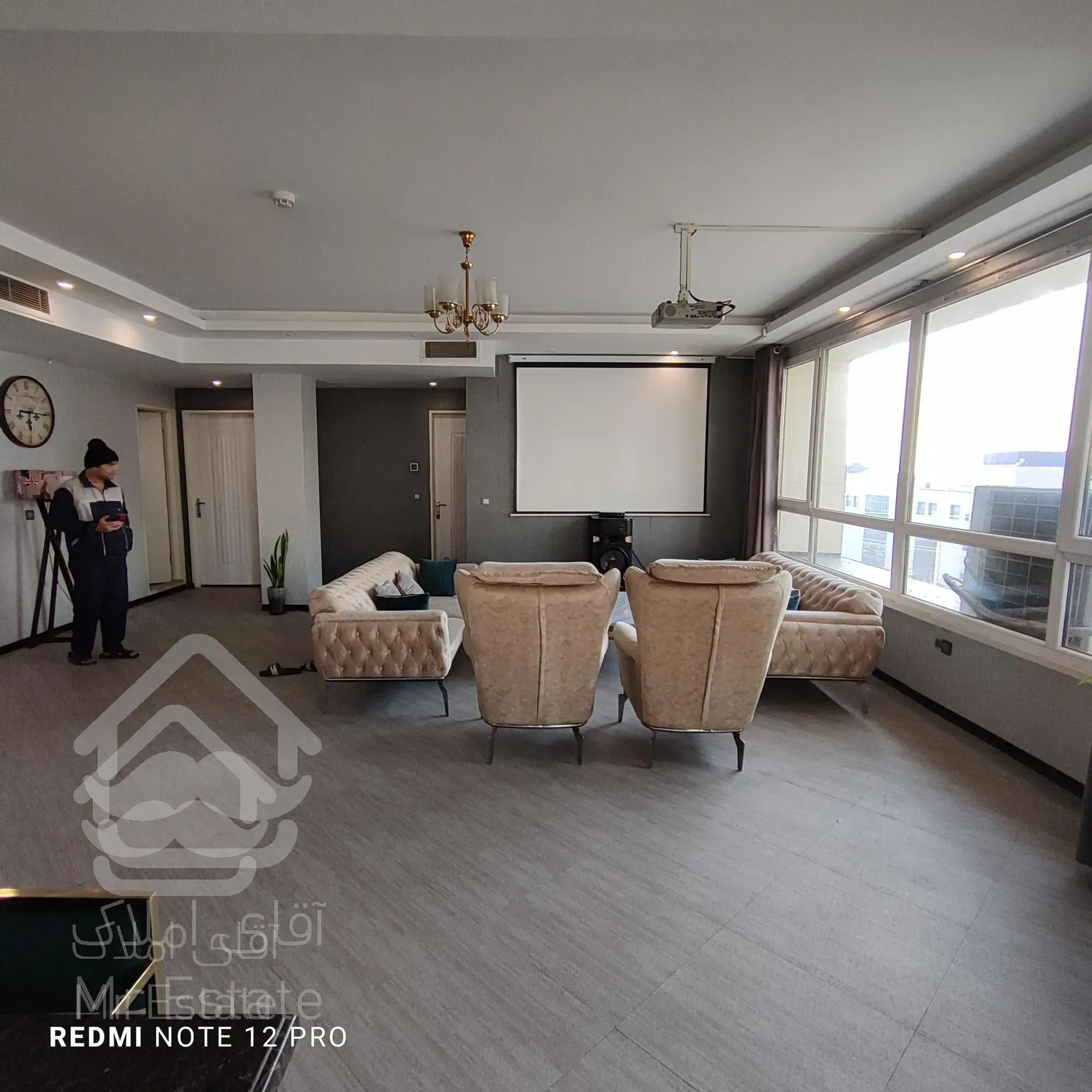 شهرک غرب ۱۳۰متر/۳خواب/۳ساله/کم واحد