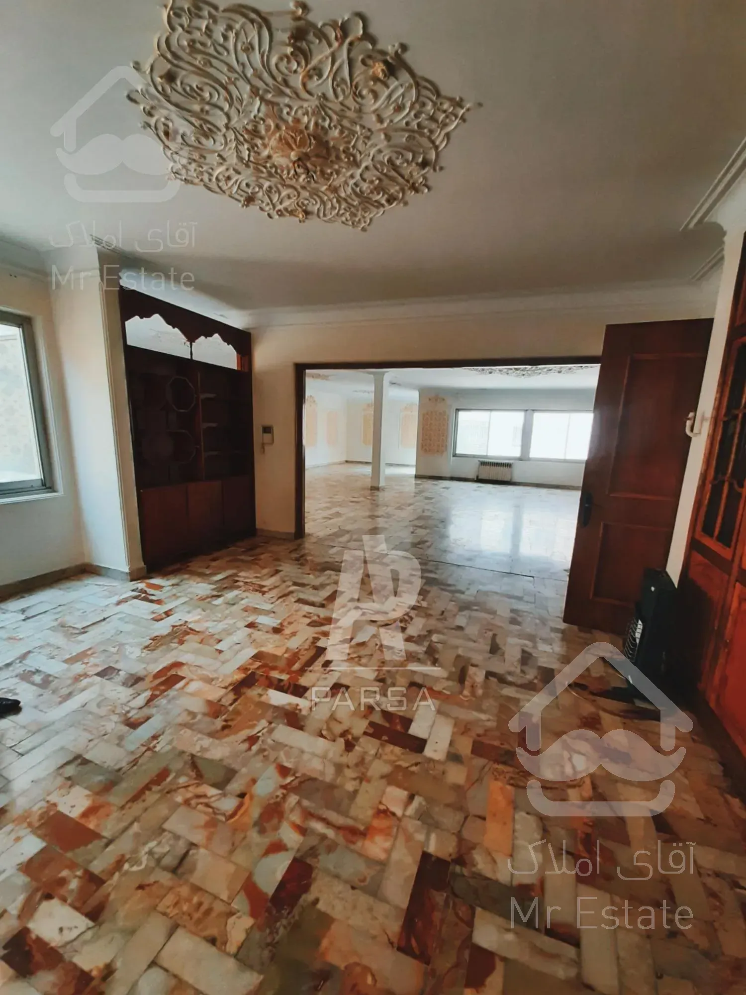 ۳۴۰متر ۳خواب کینگ* ۲پارکینگ* تاپ لوکیشن توانیر دوستان