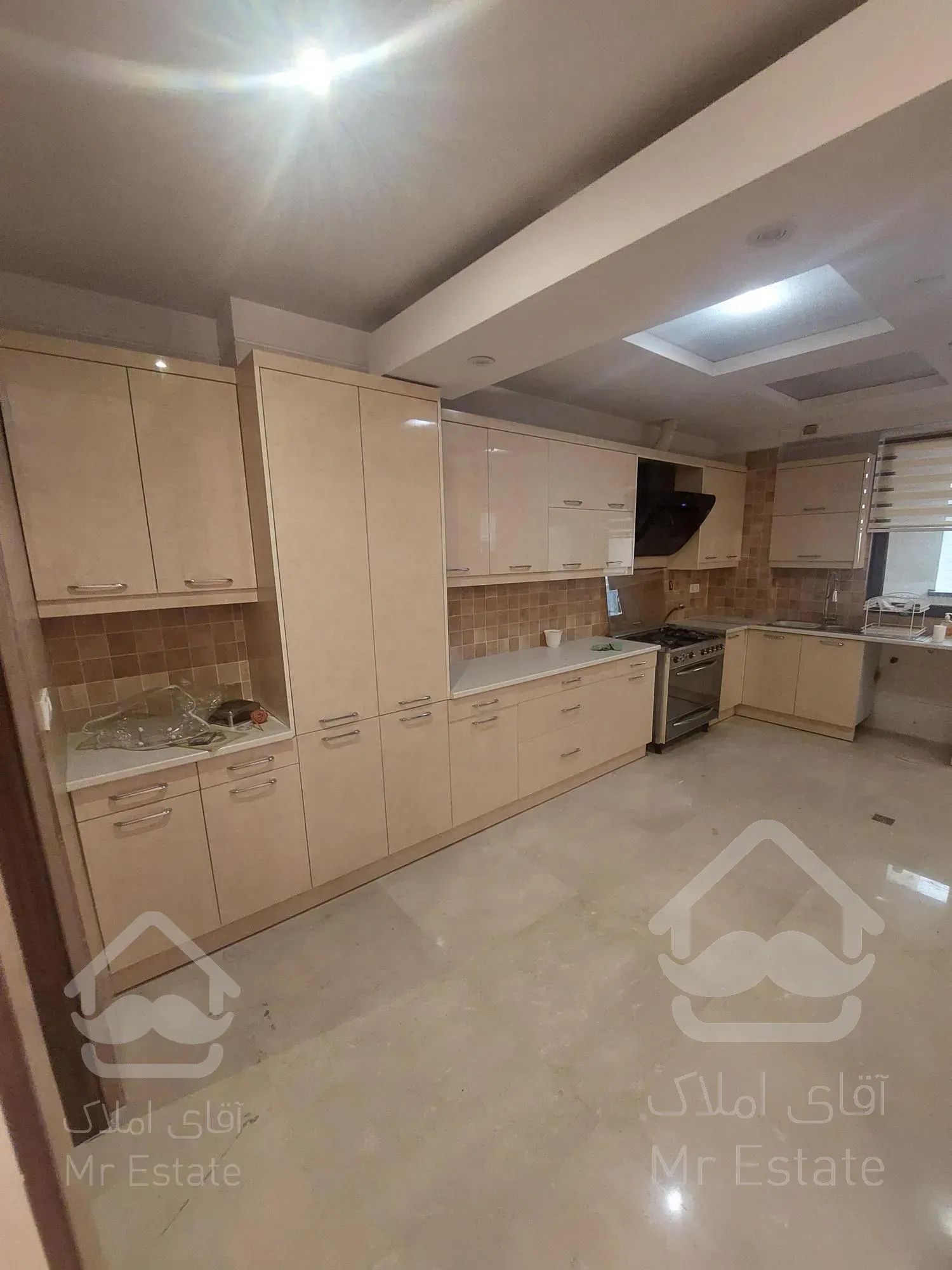 ۲۱۵ متر ۳ خواب ۳ پارکینگ تک واحدی پاسداران هروی