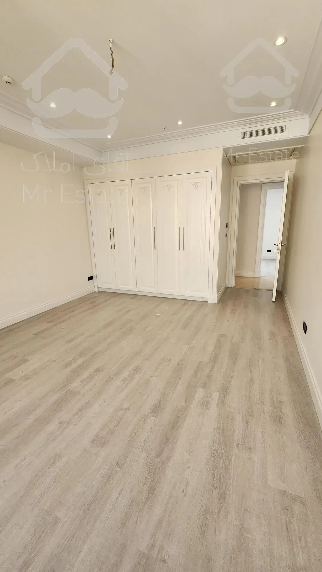 ۳۰۰ متر ( ۴خواب / ۳ پارکینگ / بدون مشابه ) برند