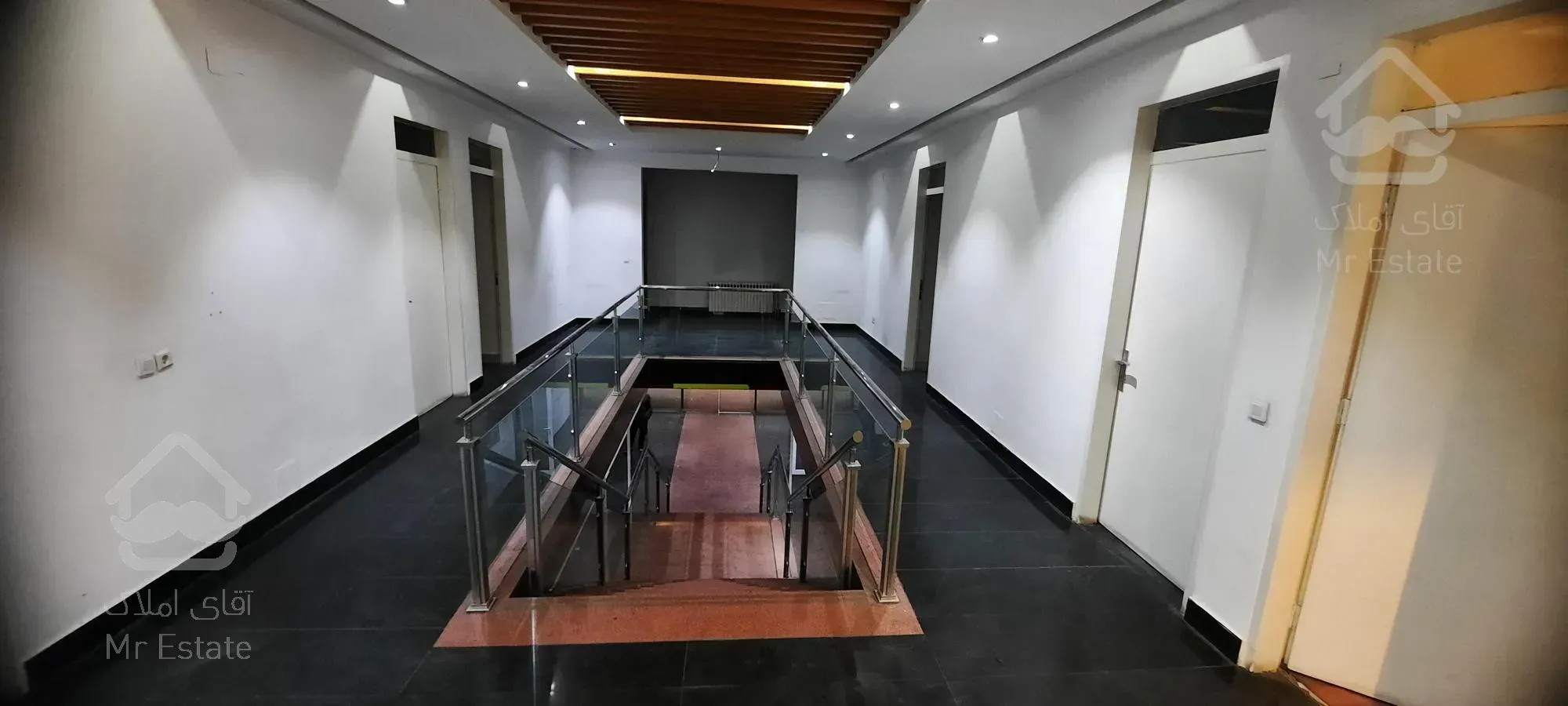 مستغلات ۲۴۰۰ متر / تجاری ، اداری / بر ایرانشهر