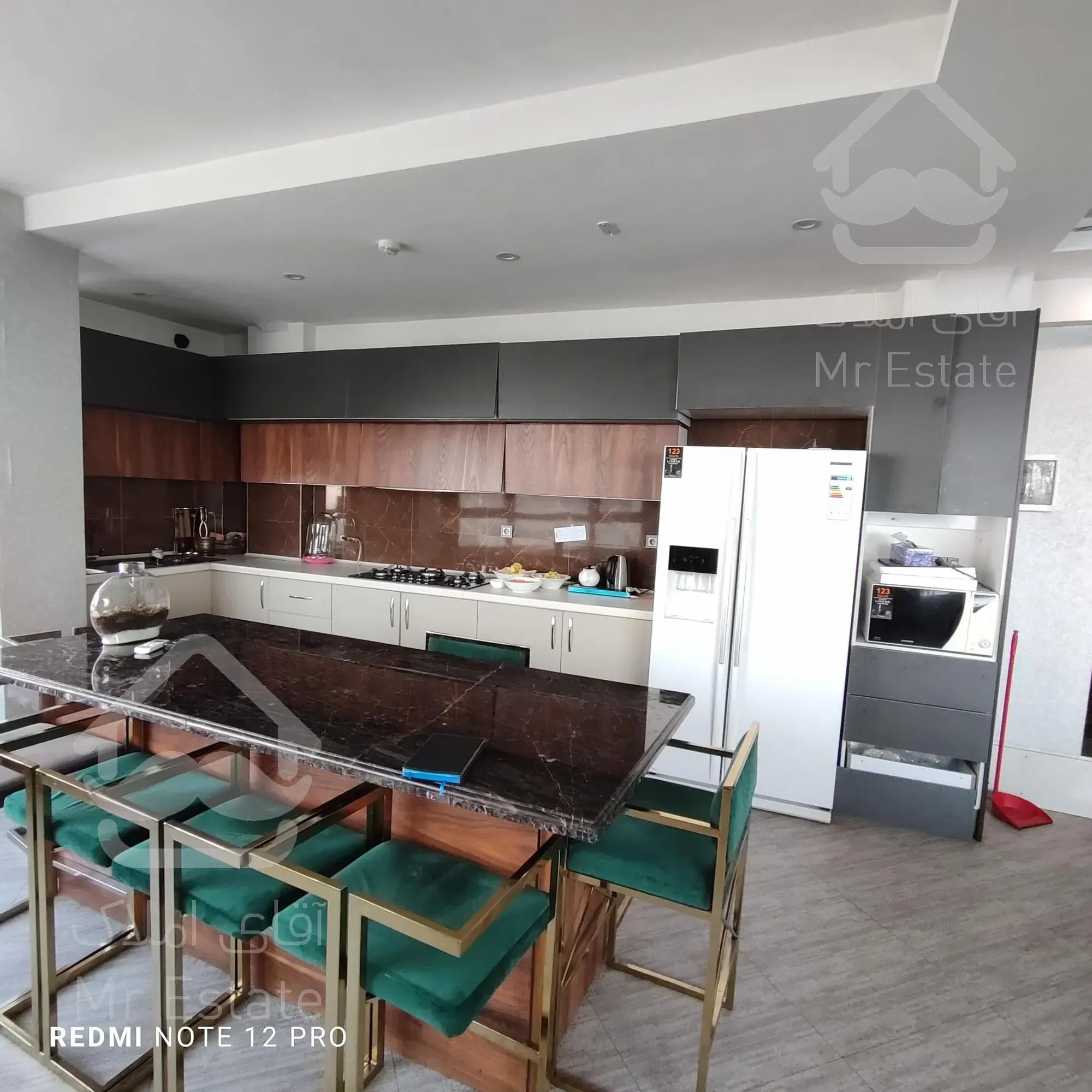 شهرک غرب ۱۳۰متر/۳خواب/۳ساله/کم واحد