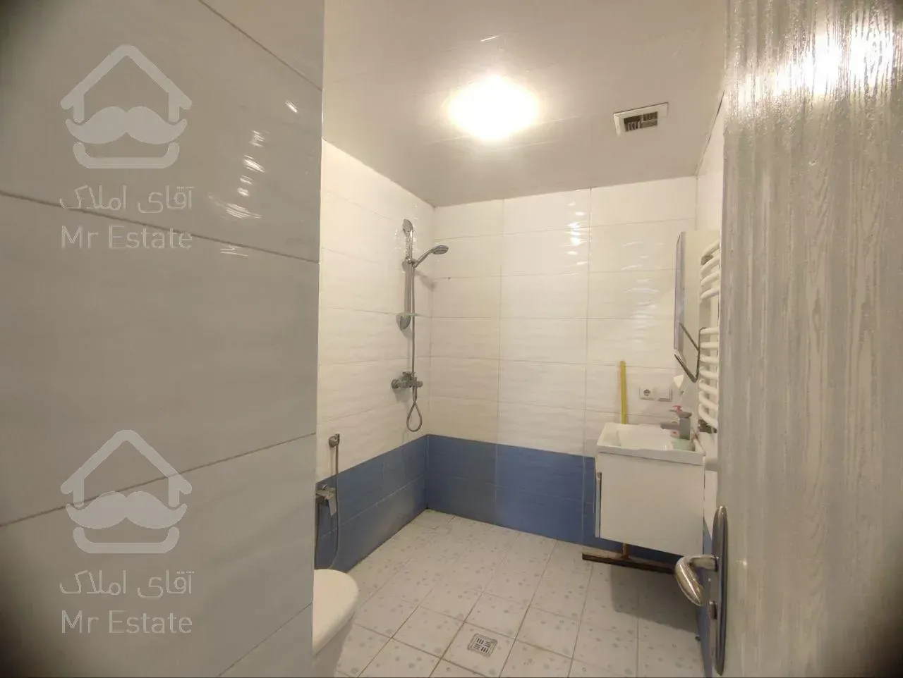 رهن و اجاره آپارتمان ۱۳۸ متری ۳ خواب دریاچه چیتگر دارای ویوی عالی و سالن بزرگ