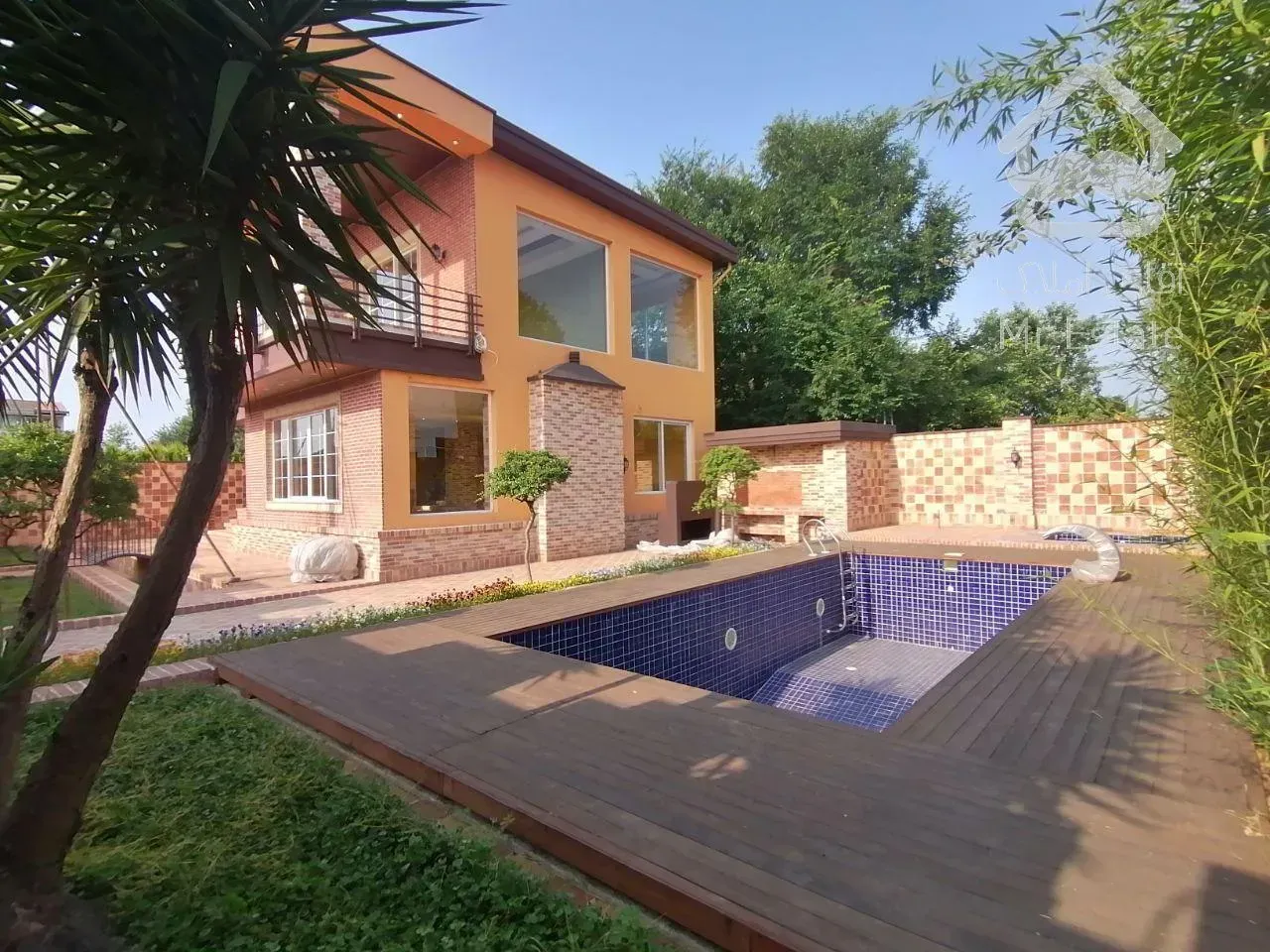 ویلا آجری سبک خاص استخردار