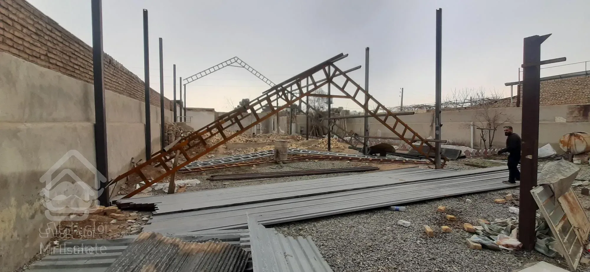 ملکی به مساحت ۸۵۰ متر با امکانات بفروش میرسد