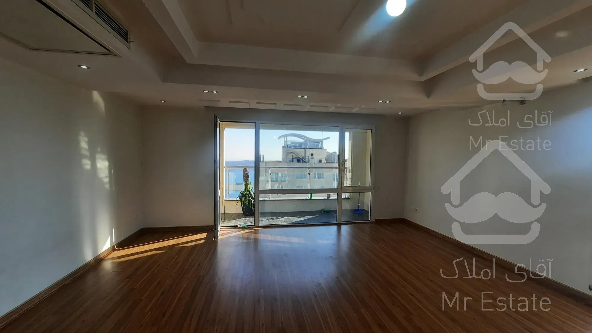 ۱۹۵ متر / ۳ خواب / ویو دریاچه