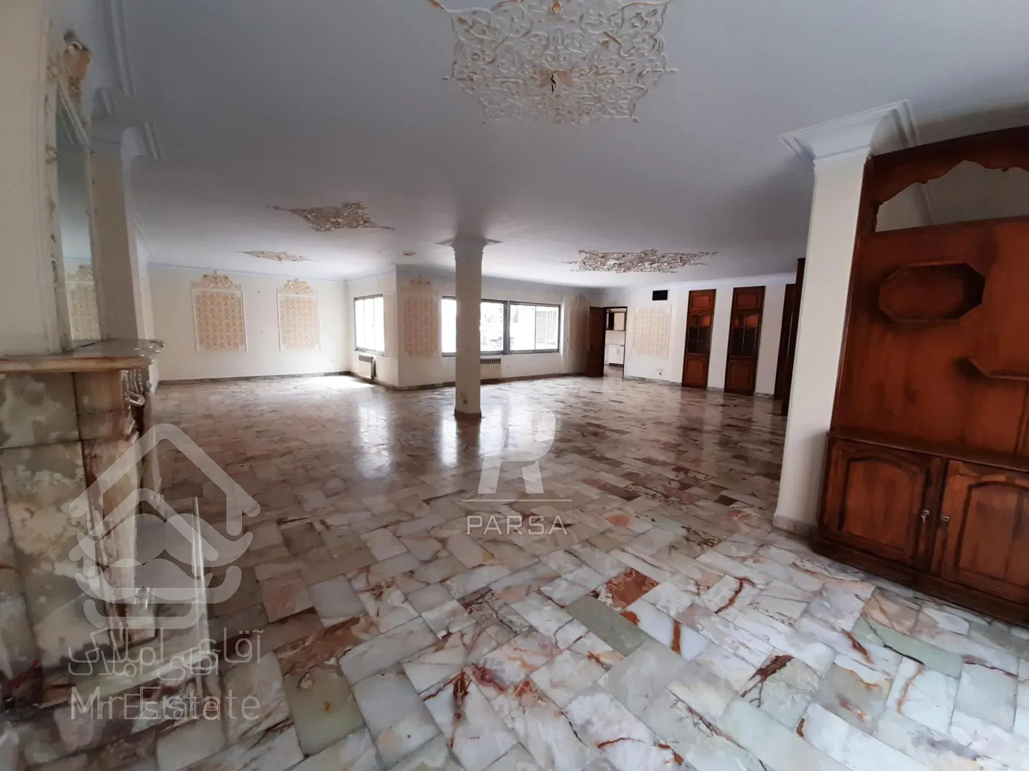 ۳۴۰متر ۳خواب کینگ* ۲پارکینگ* تاپ لوکیشن توانیر دوستان