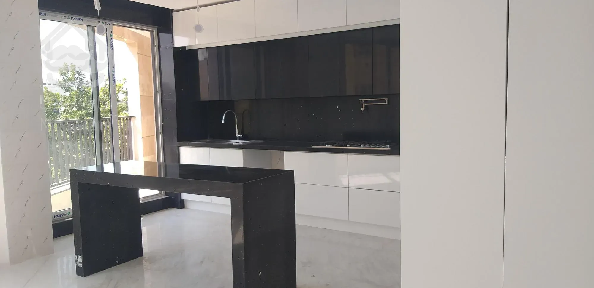 رهن و اجاره آپارتمان ۱۹۴متری در آجودانیه