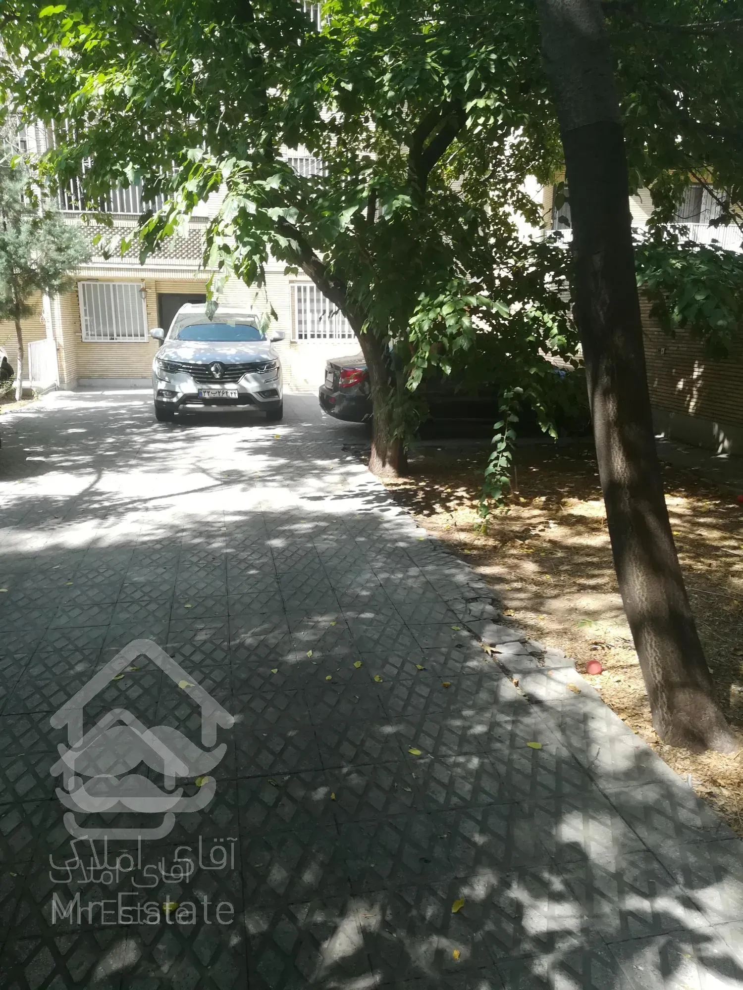 ۲۰۰ متر اداری  همکف۱۰۰ متر حیاط ونک