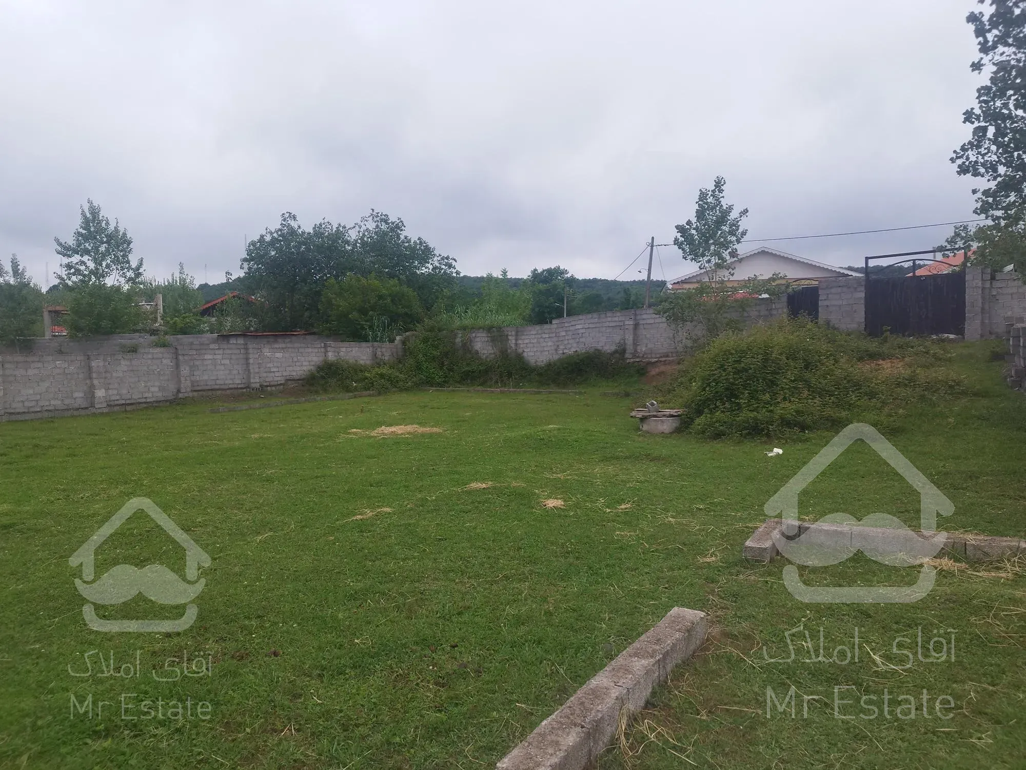 زمین مسکونی دور دیوار