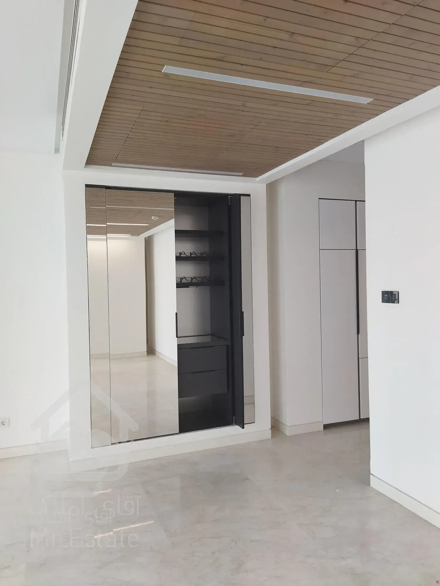 نیاوران ۱۵۰۰ متر مستغلات نوساز/در۵طبقه/۱۶پارکینگ