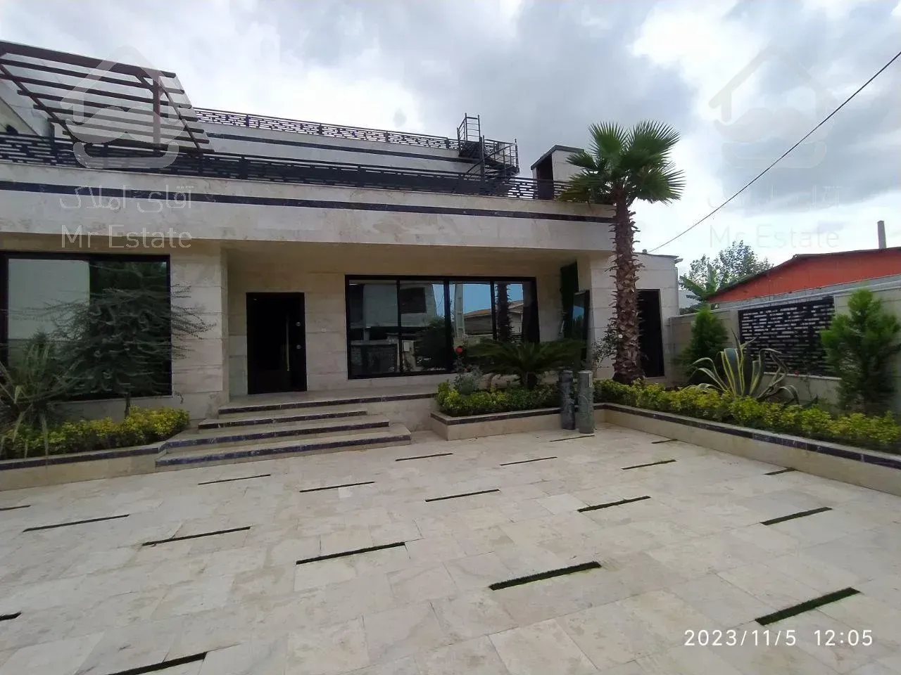 ویلا تریبلکس طراحی ژورنالی با دو روفگاردن ویو ابدی