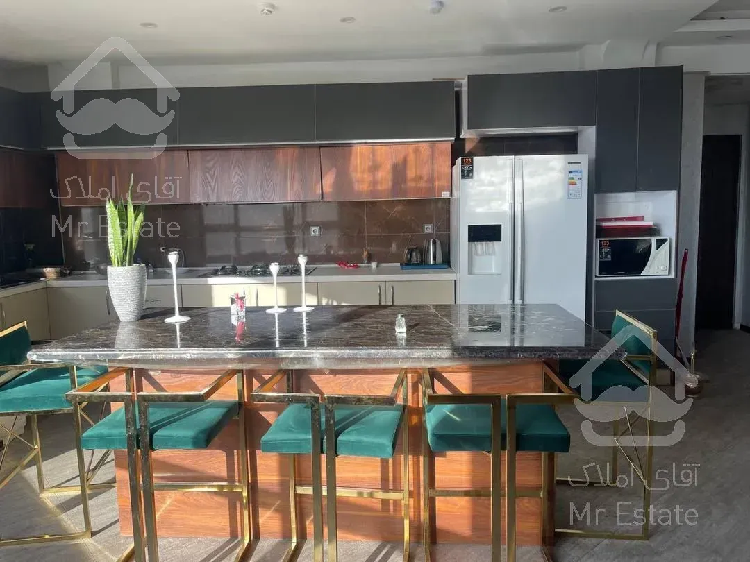 شهرک غرب ۱۳۰متر/۳خواب/۳ساله/کم واحد