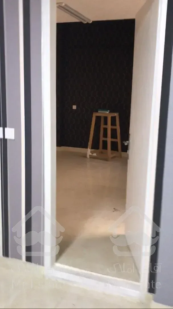 ۲۰۰ متر اداری  همکف۱۰۰ متر حیاط ونک