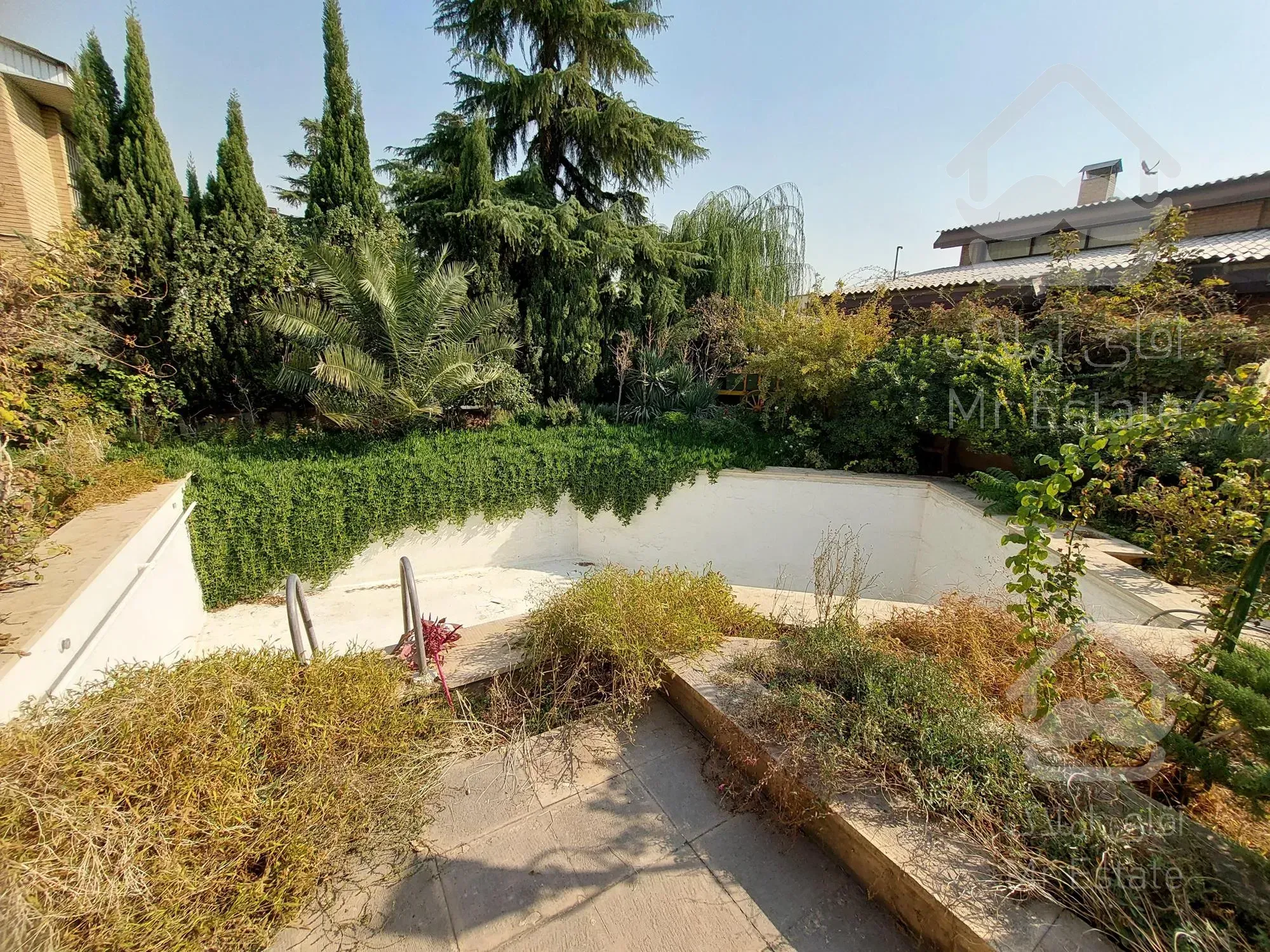 ویلای نوساز زیر قیمت/۶۱۵متر زمین/۷۵۰متر بنای ساخته شده/با اسانسور از کف تا بام / سبک مدرن