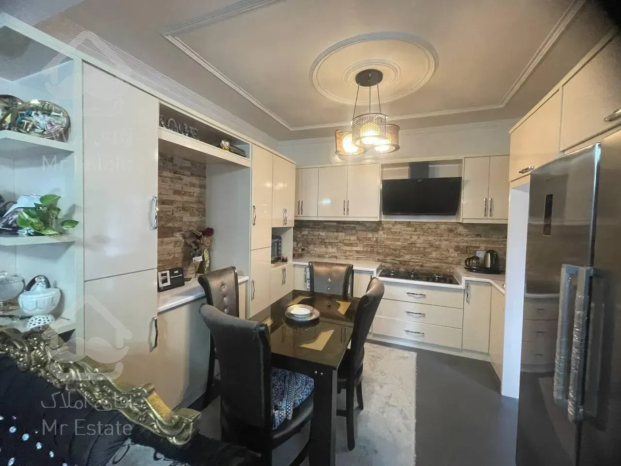 ویلا فلت ۳۰۰متری/بازسازی شده/مدارک قابل استعلام