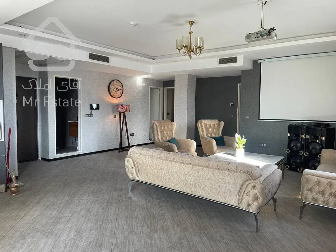 شهرک غرب ۱۳۰متر/۳خواب/۳ساله/کم واحد