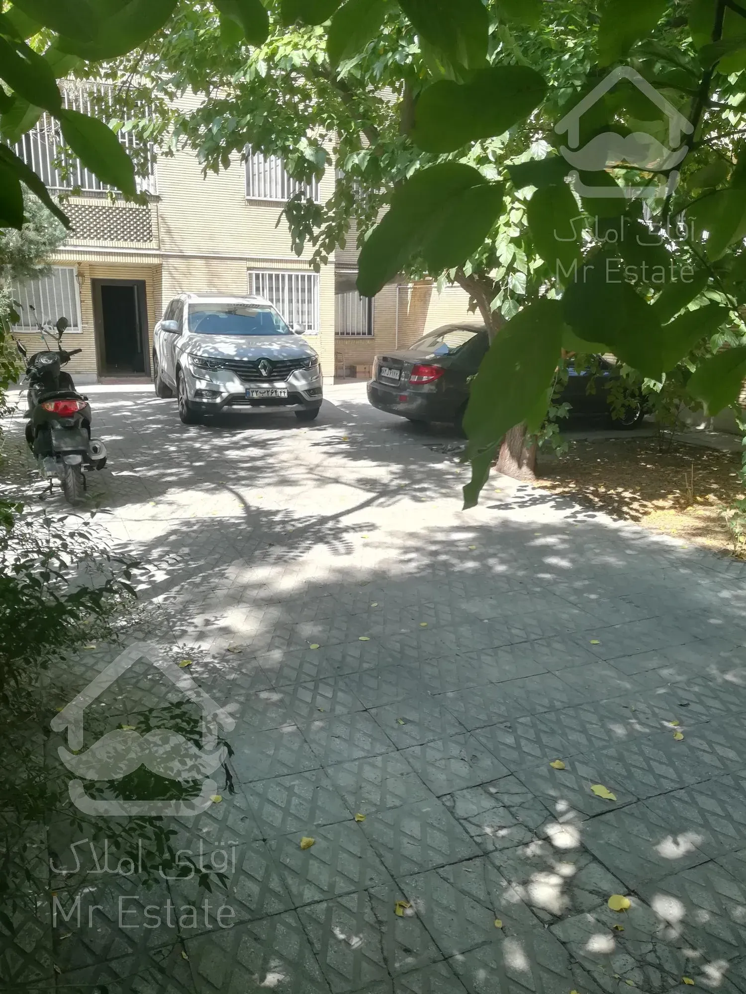 ۲۰۰ متر اداری  همکف۱۰۰ متر حیاط ونک