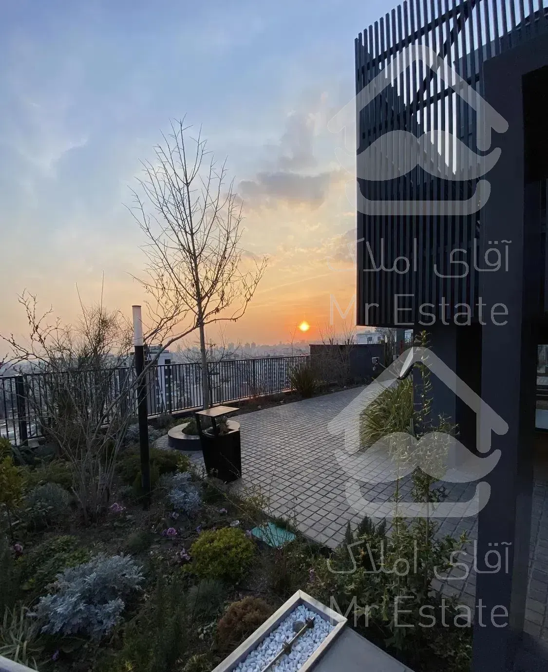 مدرن و برند ۲۲۰ متری کامرانیه با تراس گاردن