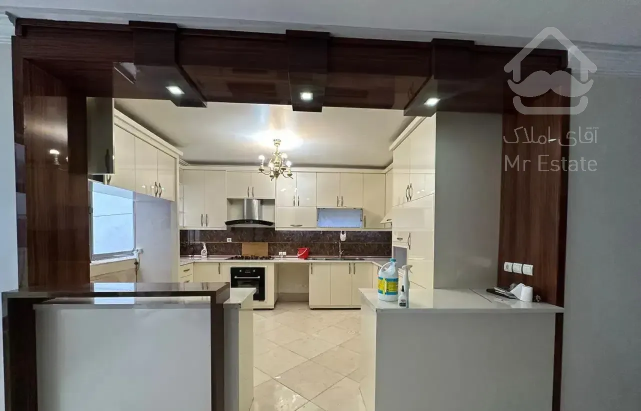 اوایل هنرستان * همکف * ۱۳۵متر با ۵۰متر حیاط