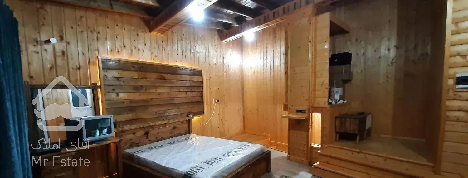 ویلا چوبی جنگلی با آبشار داخل پذیرایی