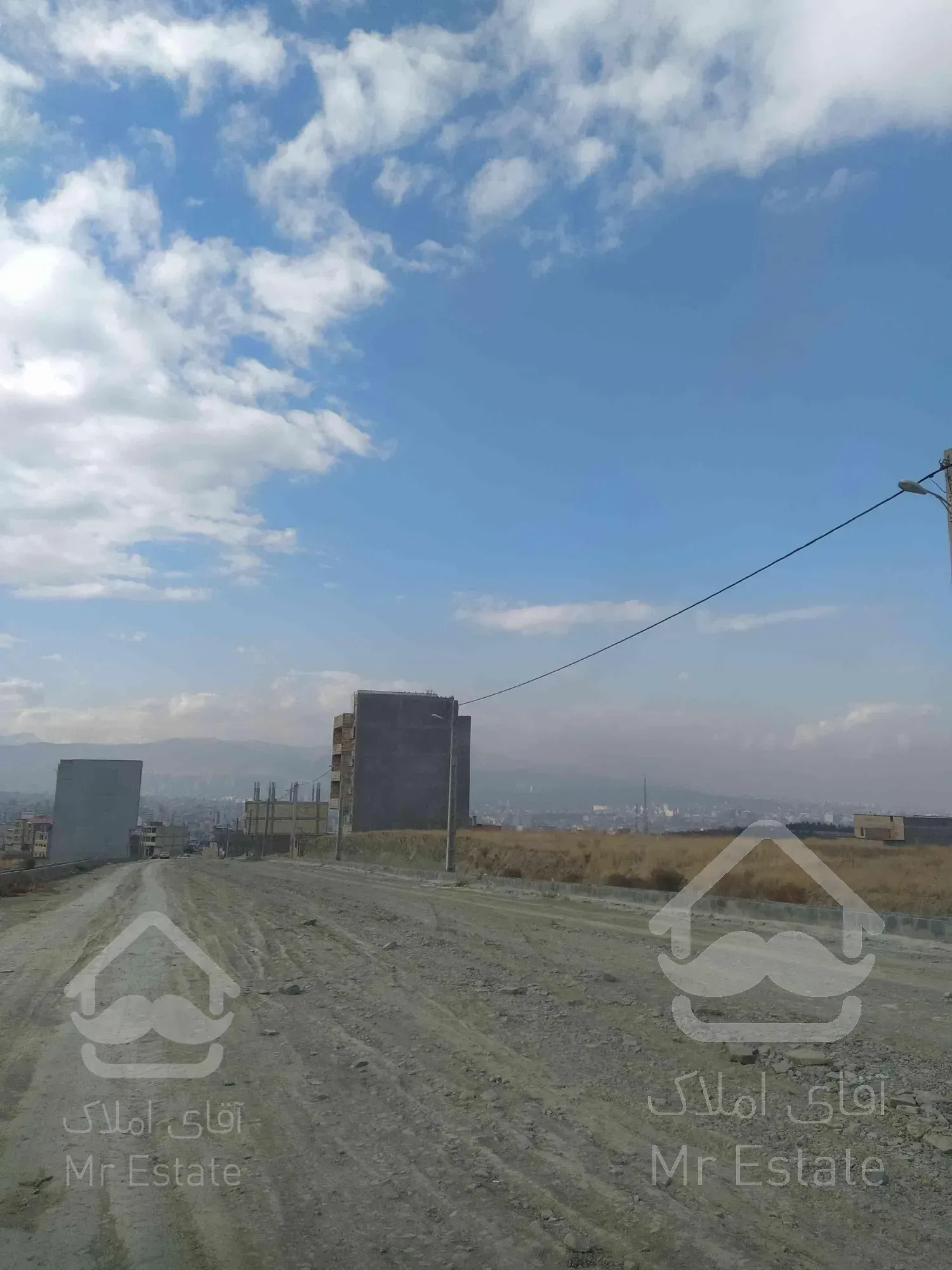 زمین پشت پارک جنگلی