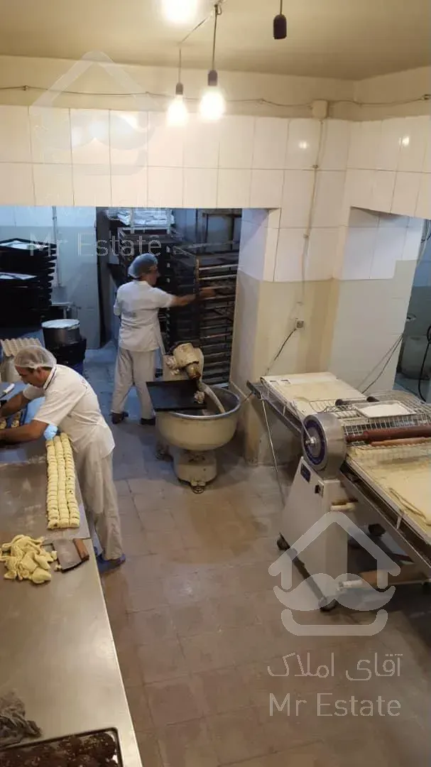 قنادی ۱۵۷ متری در نجات‌اللهی