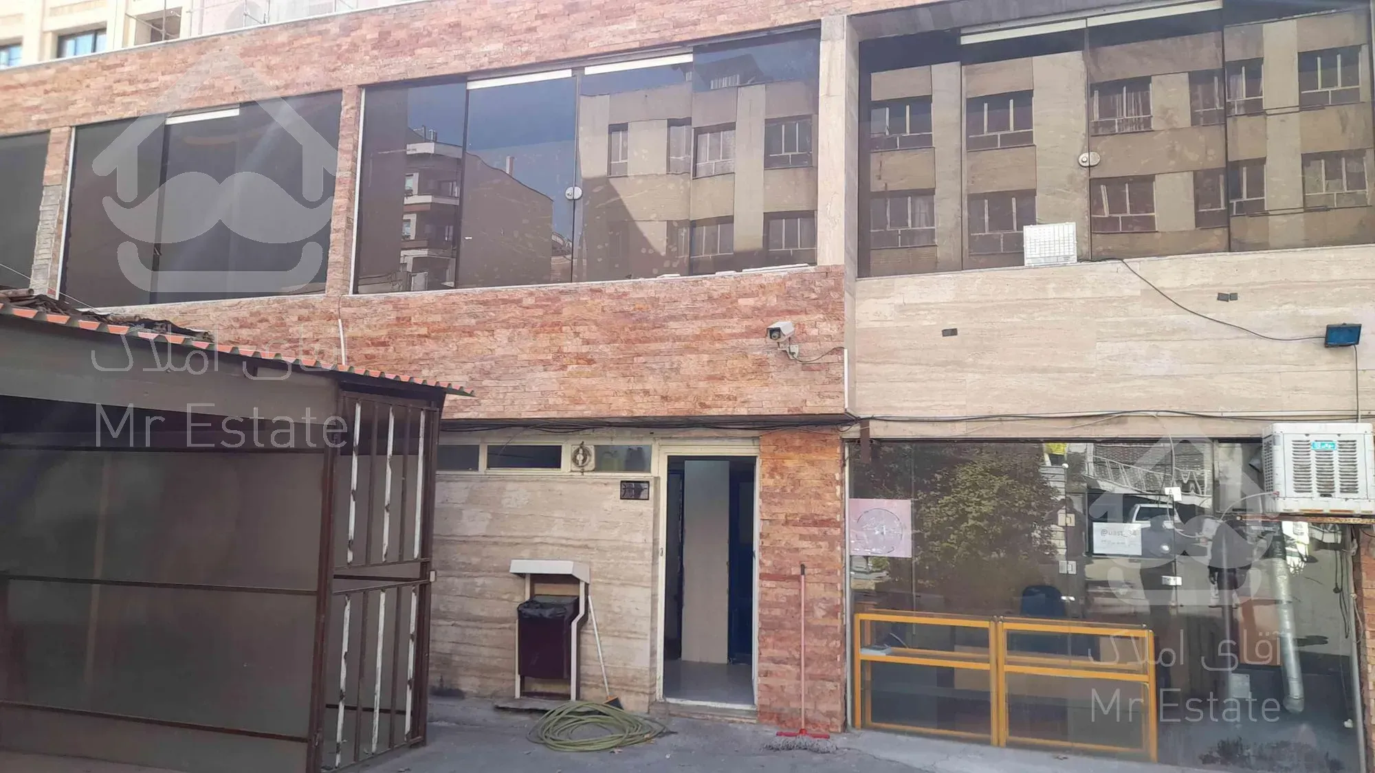 ۲۲۰۰ متر اداری صادقیه