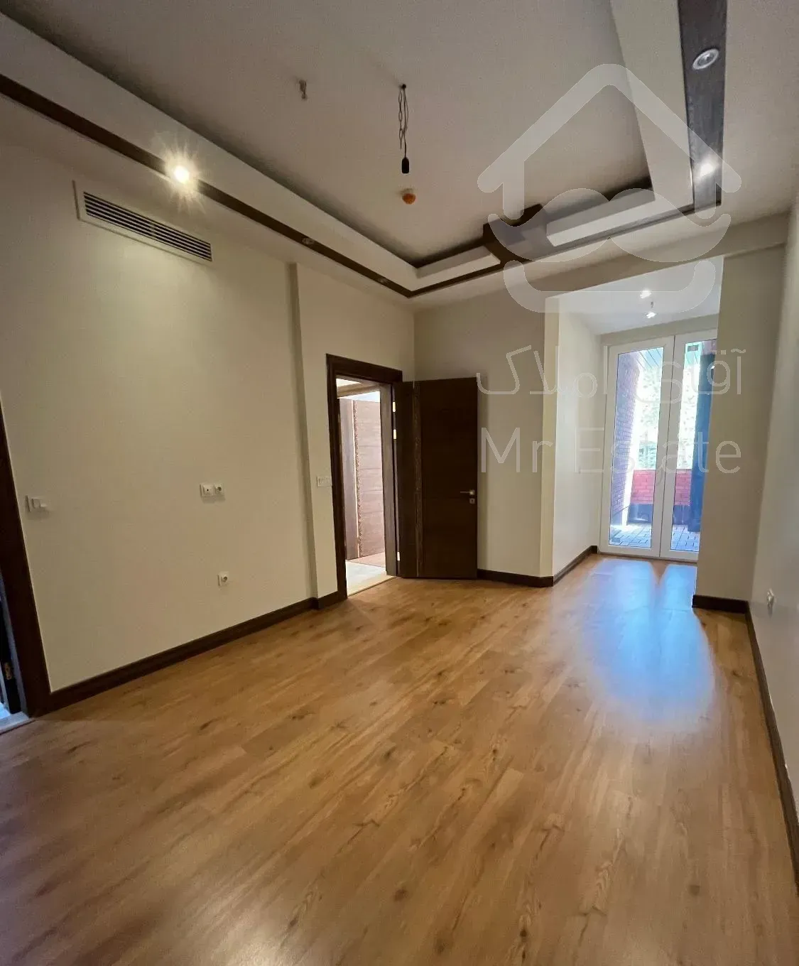 ۱۲۵متر/قبا پاسداران/دو نبش/لابی و بالکن/خوش نقشه