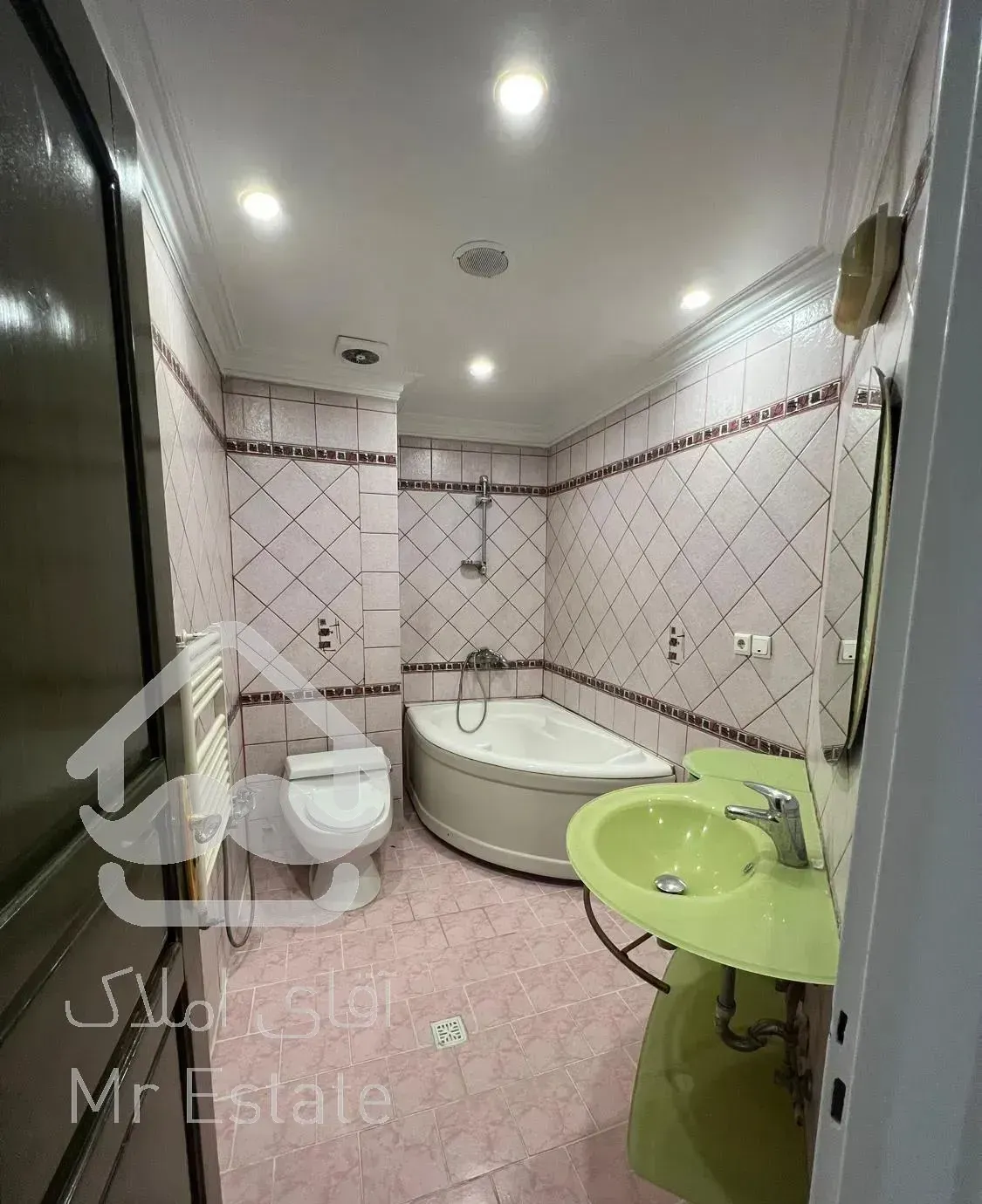 آپارتمان ۱۲۷ متری بدون مالک و تخلیه