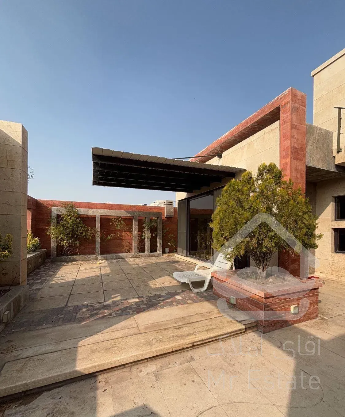 همکف/ 100متر + 100متر حیاط/جنوبی/ نزدیک وکیل آباد