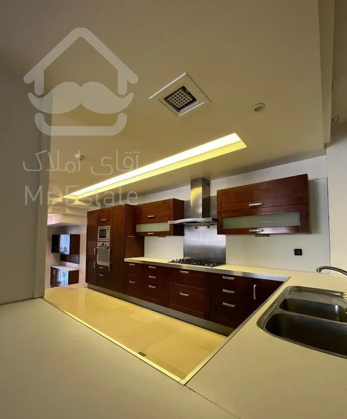 ۳۷۰متر/۱۰۰متر حیاط اختصاصی/۲پارکینگ سندی /پر نور