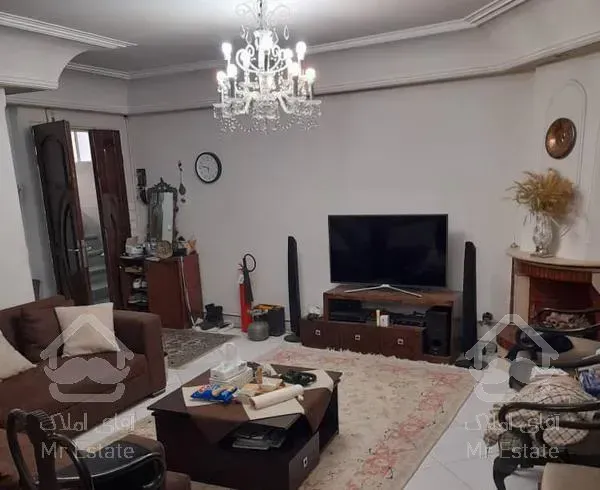 واحد شیک۱۰۰ متری   در خیابان درختی