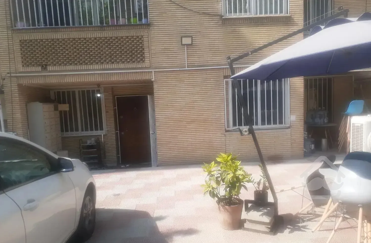 ۲۲۰م همکف حیاط مستقل با۳پارکینگ نزدیک میدان مادر