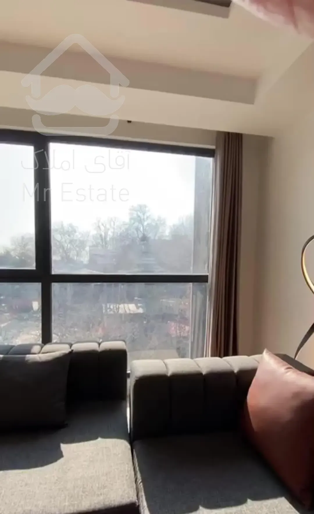 تراس وسیع با چشم انداز کوهستان