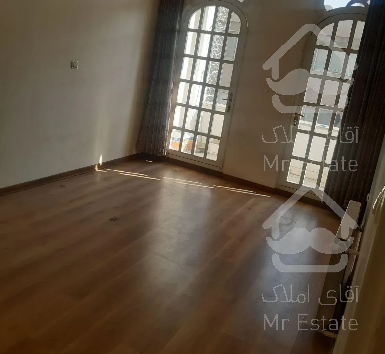 ۱۲۰ متر/ میدان کاج/ روبه افتاب