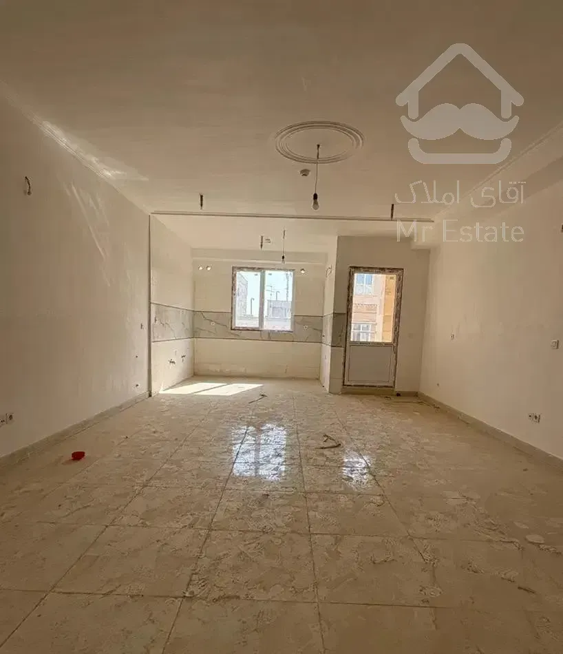 ۹۵ متری/فول/نوساز کلید نخورده/شهرک سینا/غرق نور