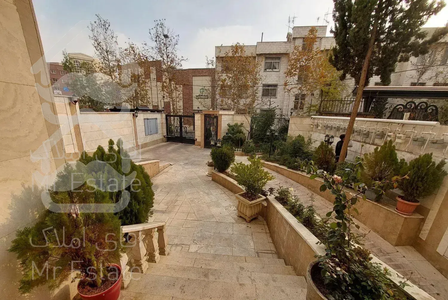 فرمانیه ۱۲۰ متر با نورگیری مناسب