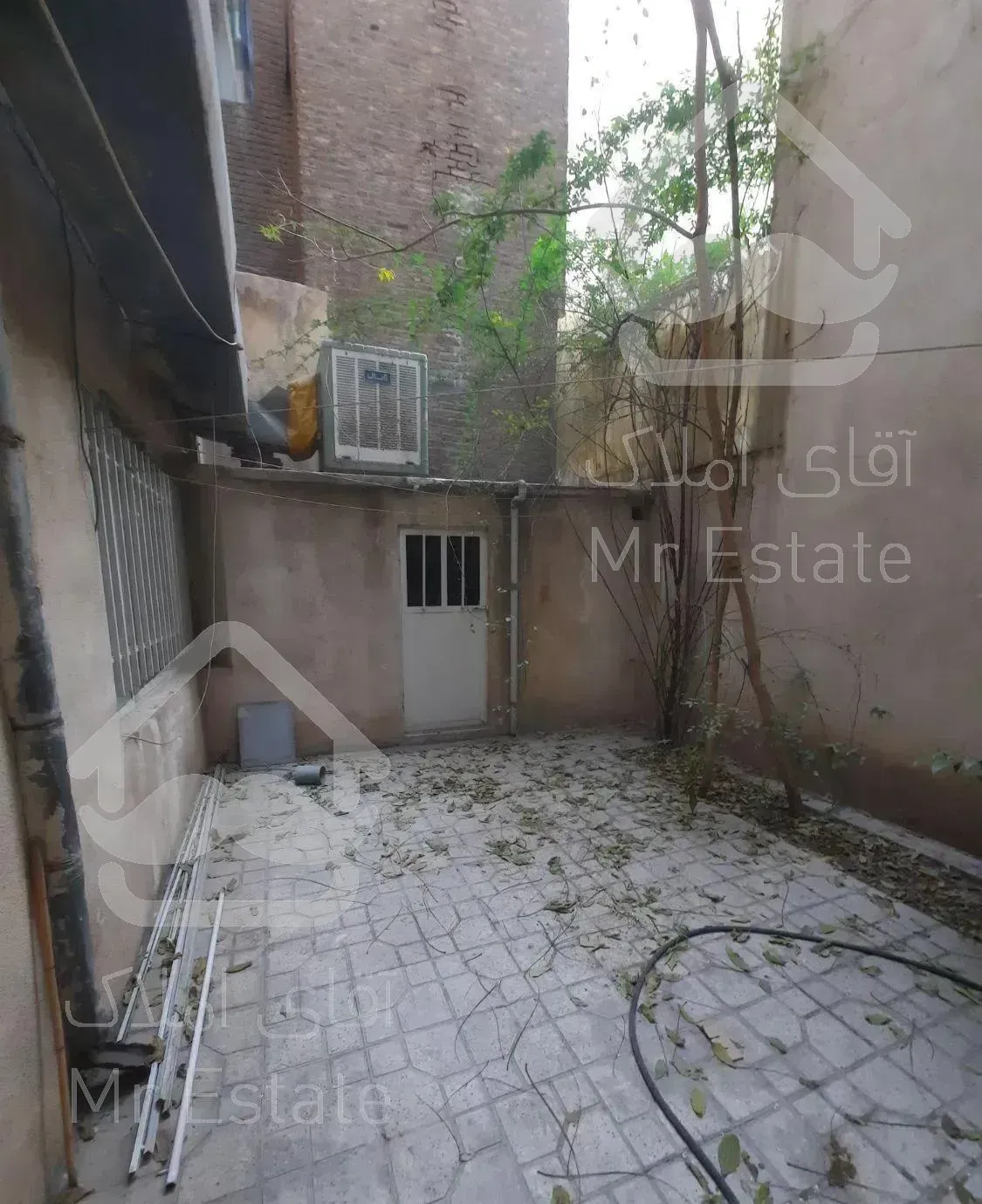 ۱۲۵متر طبقه همکف + ۴۰ متر حیاط (جمالزاده جنوبی)