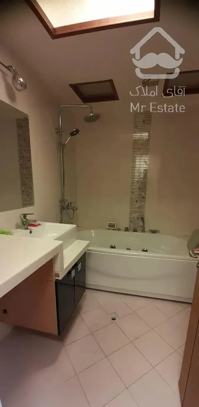 ۲۰۰متر     (غرق در نور)     (ونک)