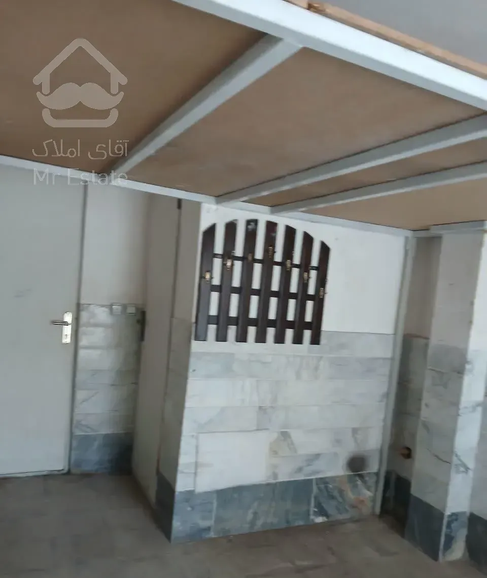 اجاره پارکینگ ۱۶ متری دارای انباری