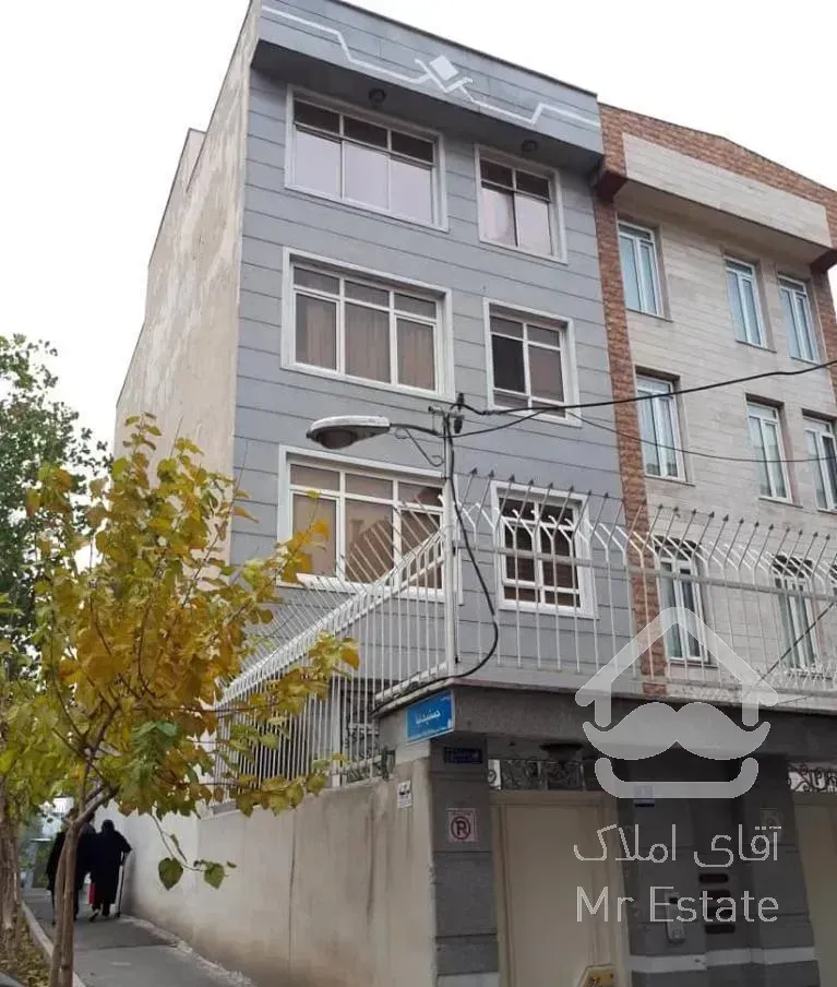 ۷۰ متر معلم، پلیس