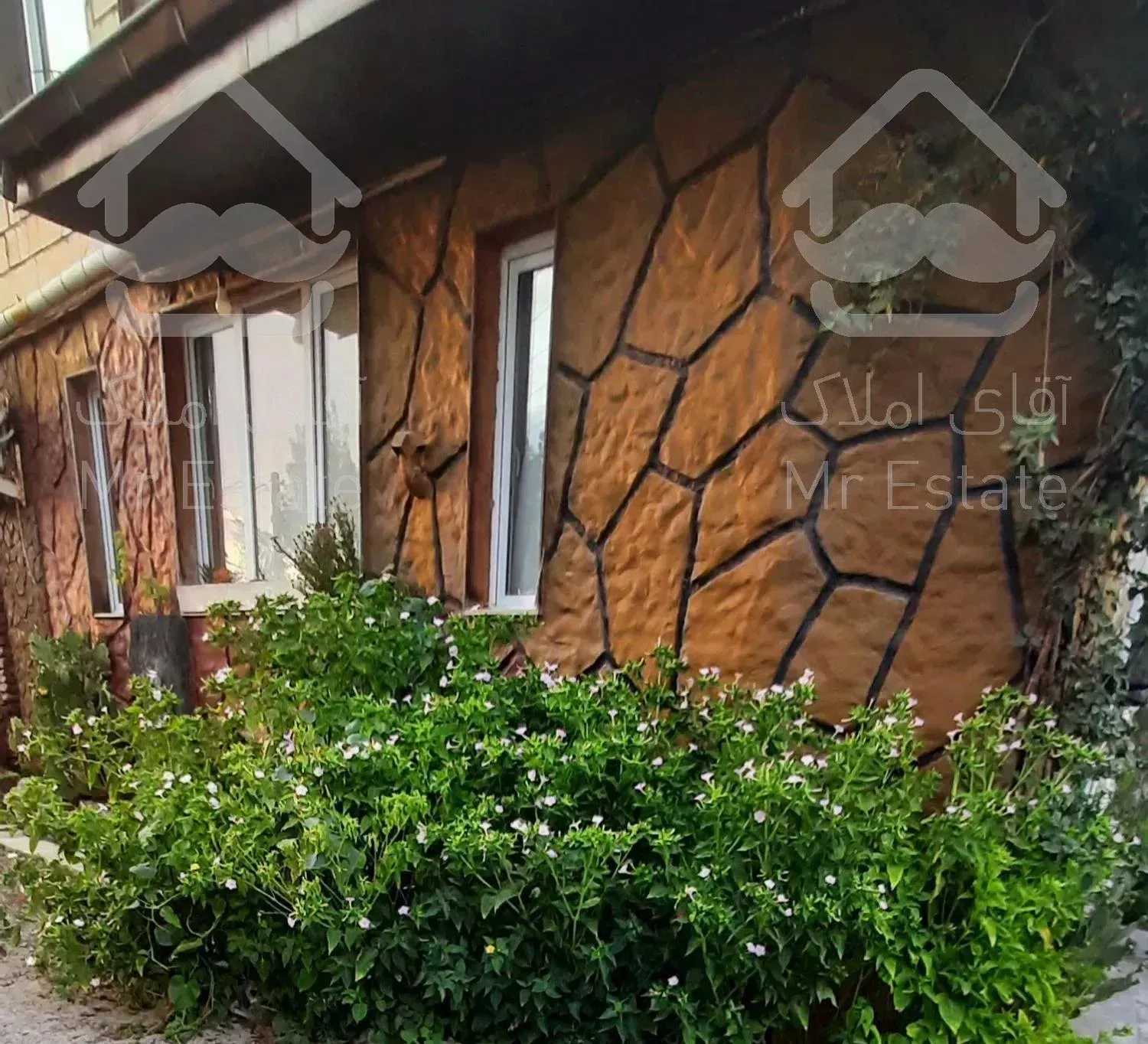 ویلا چوبی جنگلی با آبشار داخل پذیرایی