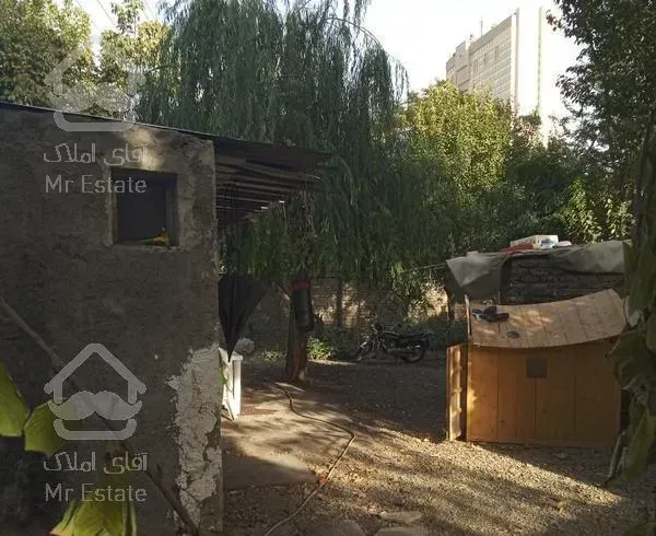 ۳۰۰متر چهار دیواری  دارای باغچه و۵۰متربنا.