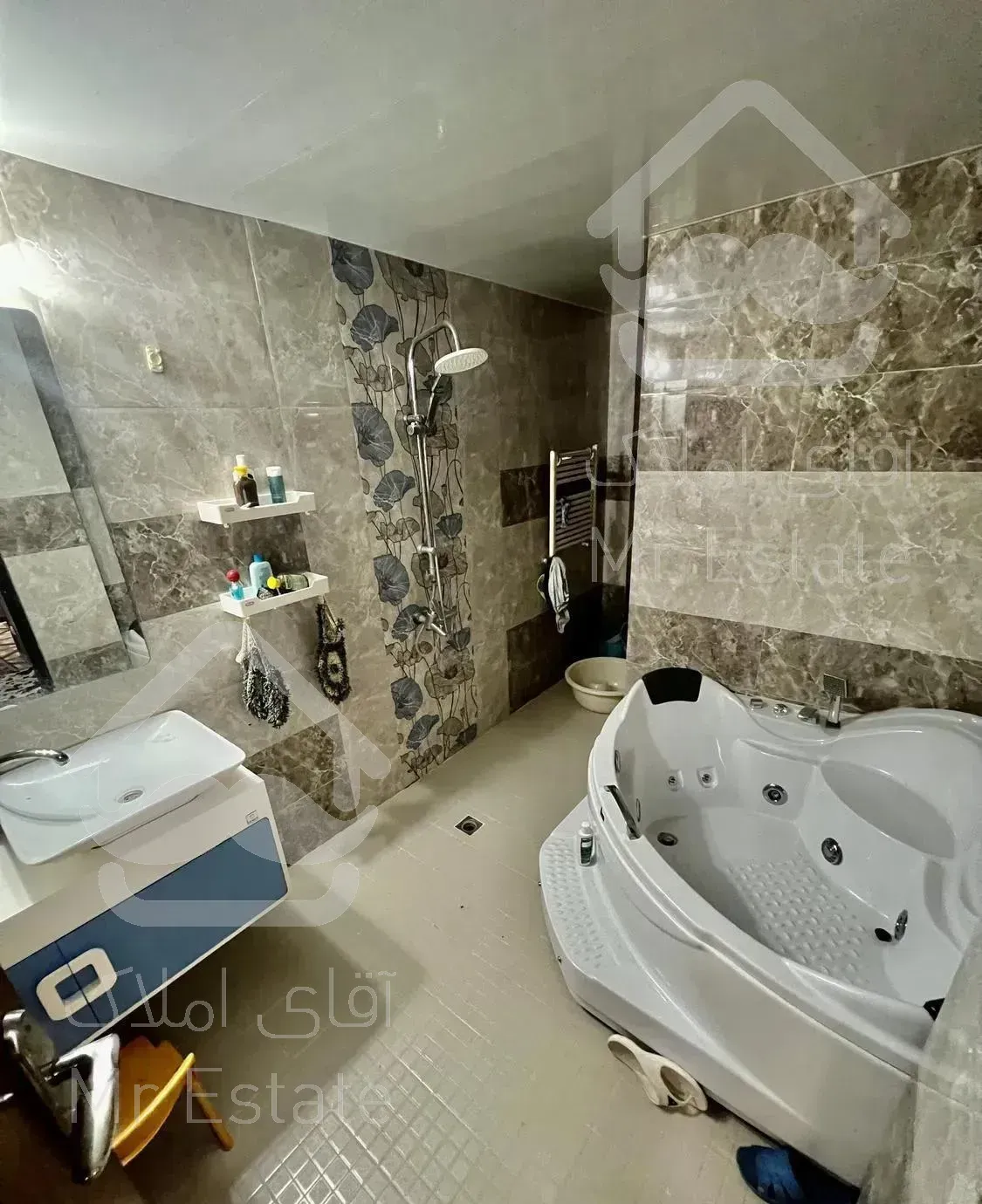 ۱۹۰متر*تراس بزرگ*سکونت چندساله*بدون مالک