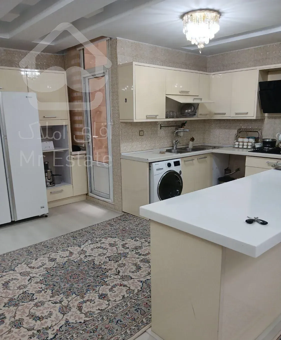 آپارتمان۱۴۰مترسعادت آبادبالای میدان کاج